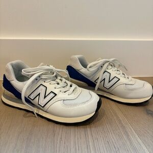 New Balance 574 | White/Navy Blue | Size 7.5 Women's (Size 6 Men's)